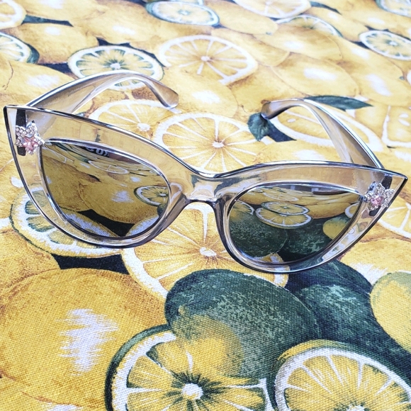 Sunglasses & case. - Picture 4 of 5